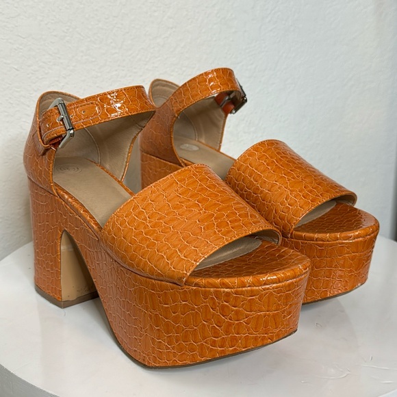 URBAN OUTFITTERS UO SOFIA FAUX LEATHER CROC EMBOSSED PLATFORM SANDALS - Picture 2 of 15